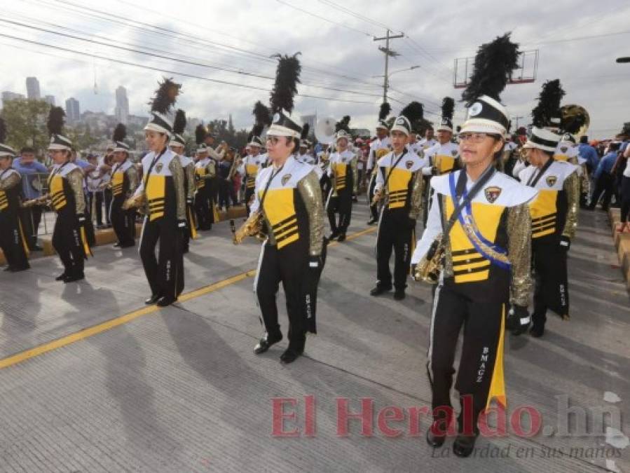 FOTOS: Extravagantes y vistosos trajes de las bandas en los desfiles