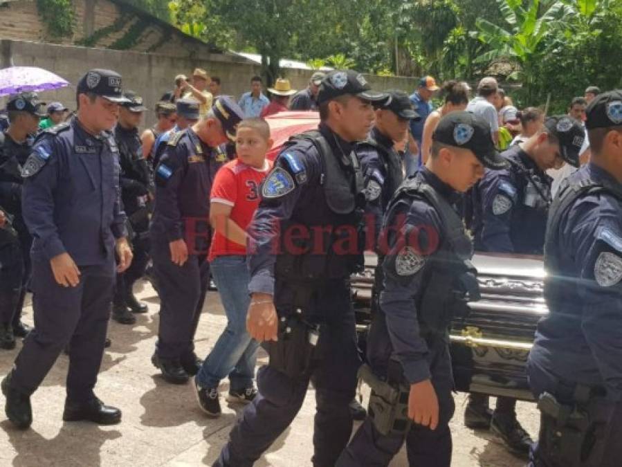 Así fue el entierro de Milton Flores Rivera, el policía que murió durante un enfrentamiento en Cuyamel, Olancho