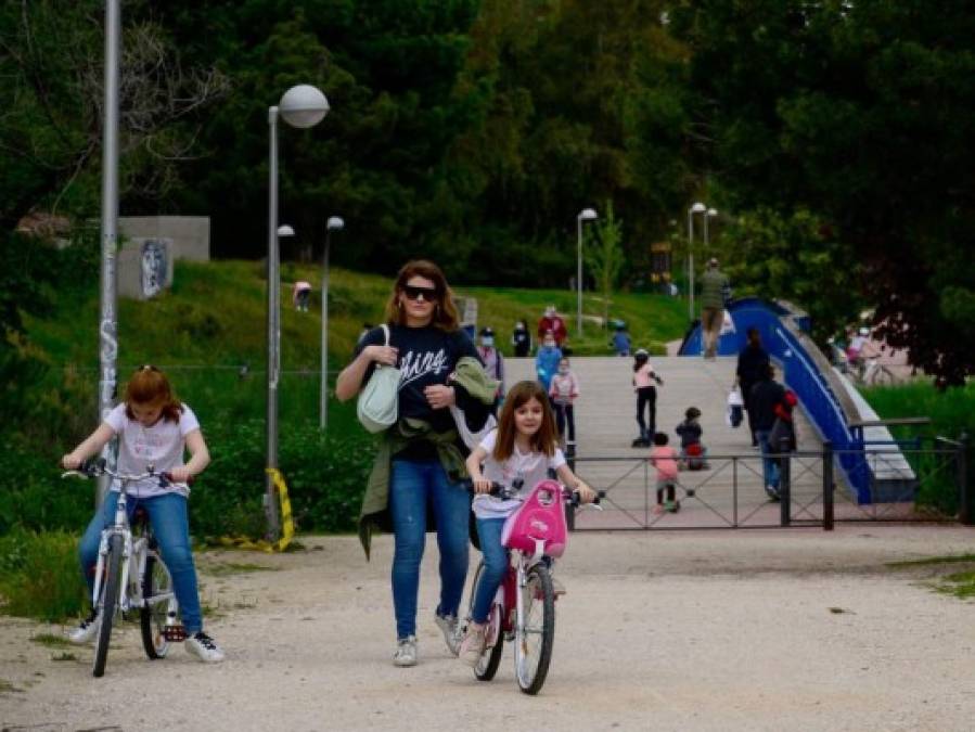 Con ganas de correr y sin miedo, así saturaron calles de España padres y niños