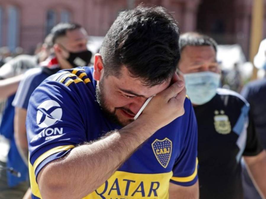 Llanto, dolor y consternación en los hinchas de Maradona por su muerte