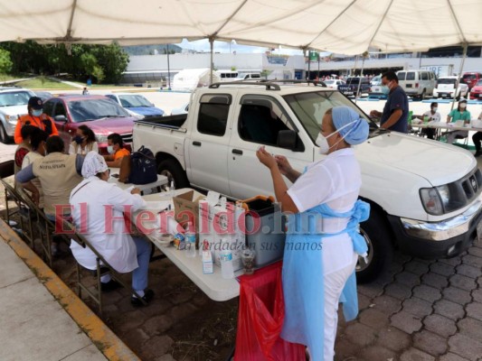 Cientos de hondureños acuden a recibir la segunda dosis contra el covid-19 (Fotos)