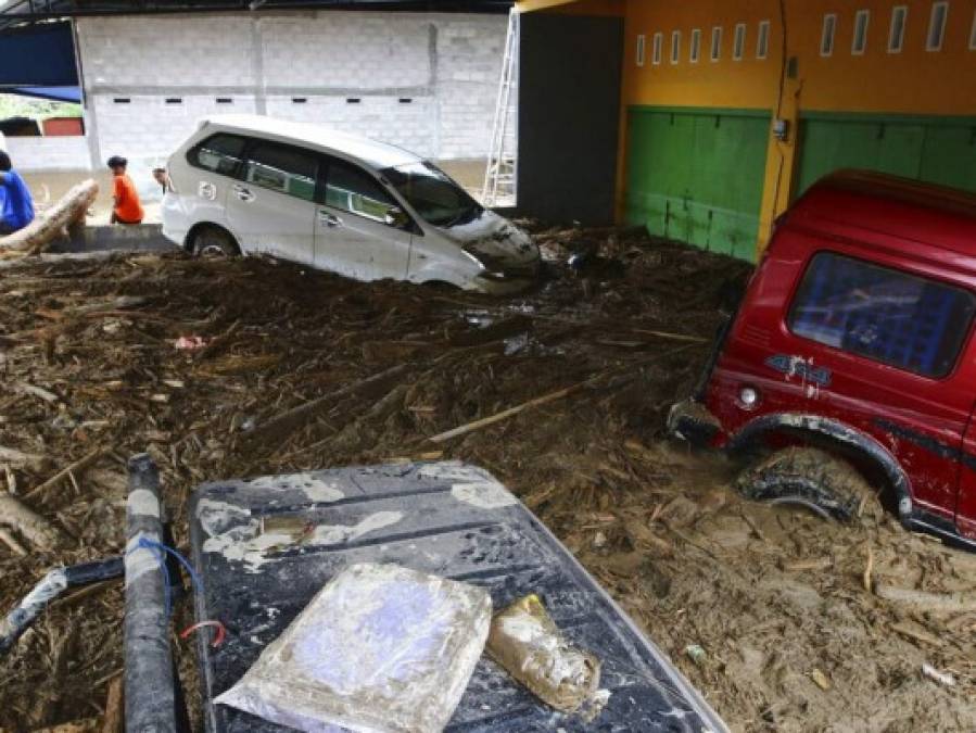 Imágenes de muertes, caos y destrucción por inundaciones en Indonesia