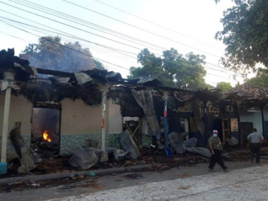 Dolorosas imágenes del incendio que arrasó varios negocios en mercado de Choluteca