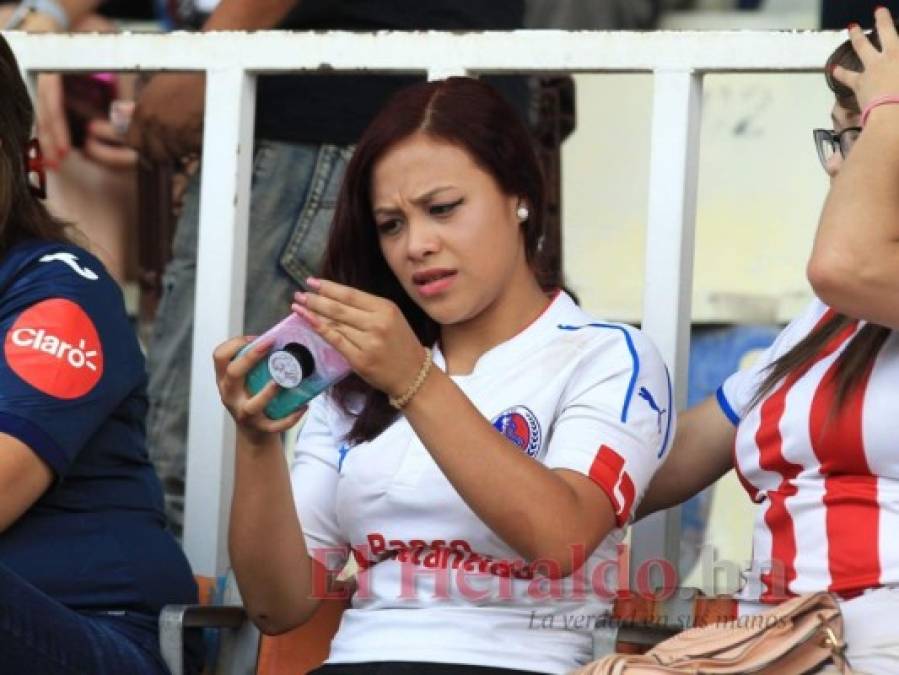 Fotos: Las bellas aficionadas que engalanan el clásico capitalino