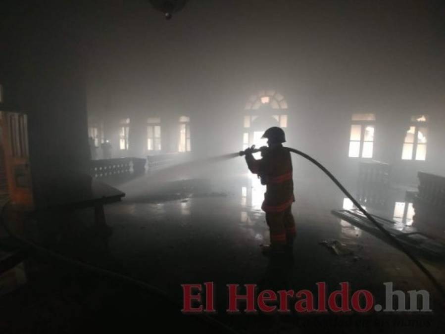 FOTOS: Los daños que encapuchados provocaron al antiguo edificio de la Alcaldía Municipal en la capital