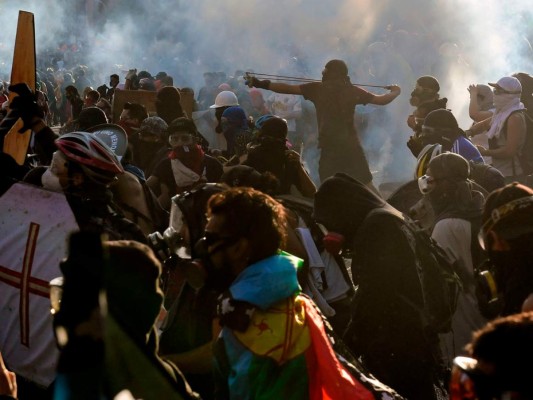 Impactantes imágenes de protestas en Chile, a sus 35 días de estallido social