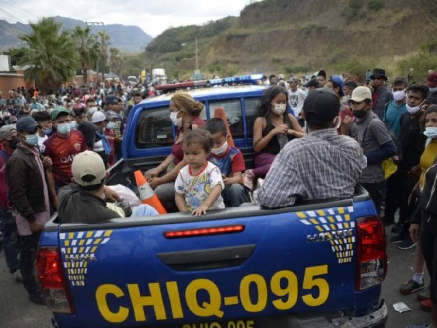 ¡Imágenes que duelen! El violento desalojo a la caravana migrante en Chiquimula