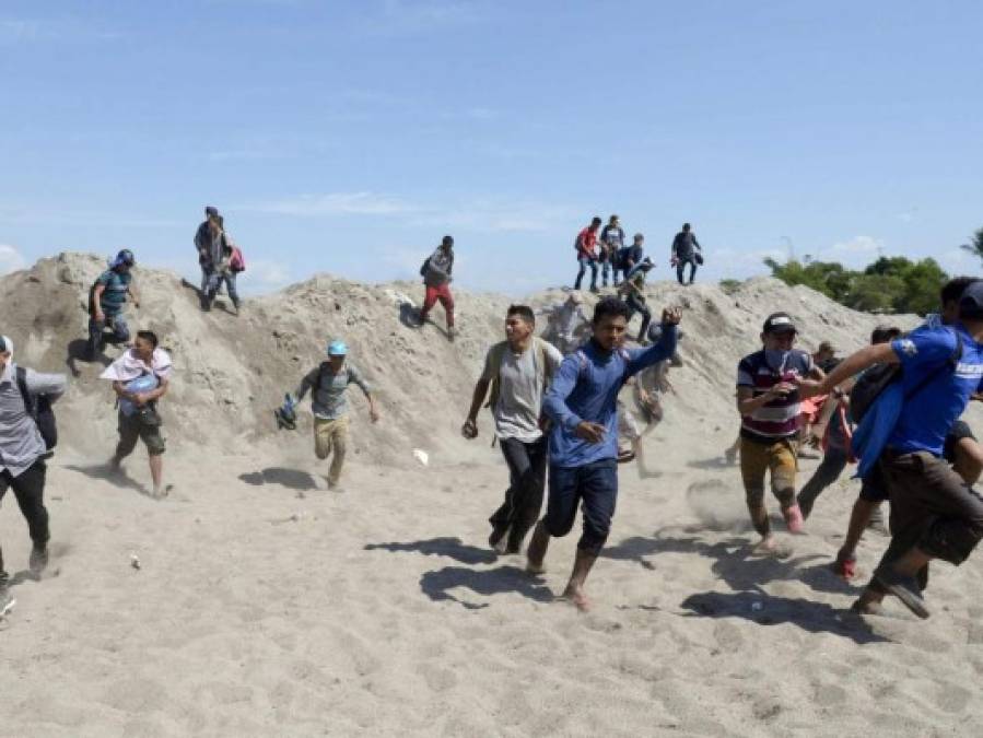 A punta de toletazos y gas lacrimógeno, México impide paso a migrantes