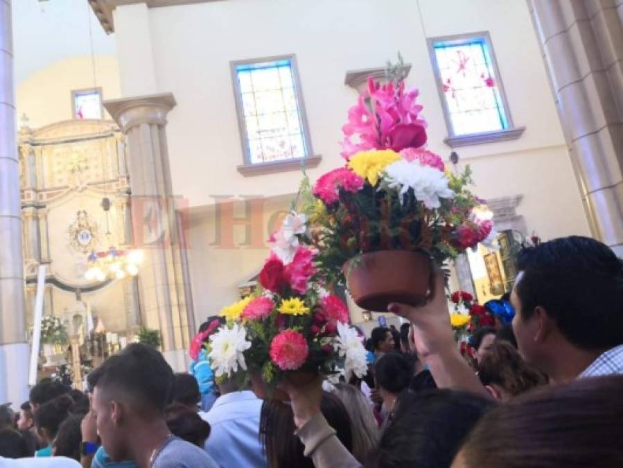 FOTOS: Peregrinos entregan flores a la Virgen de Suyapa en sus 272 aniversario