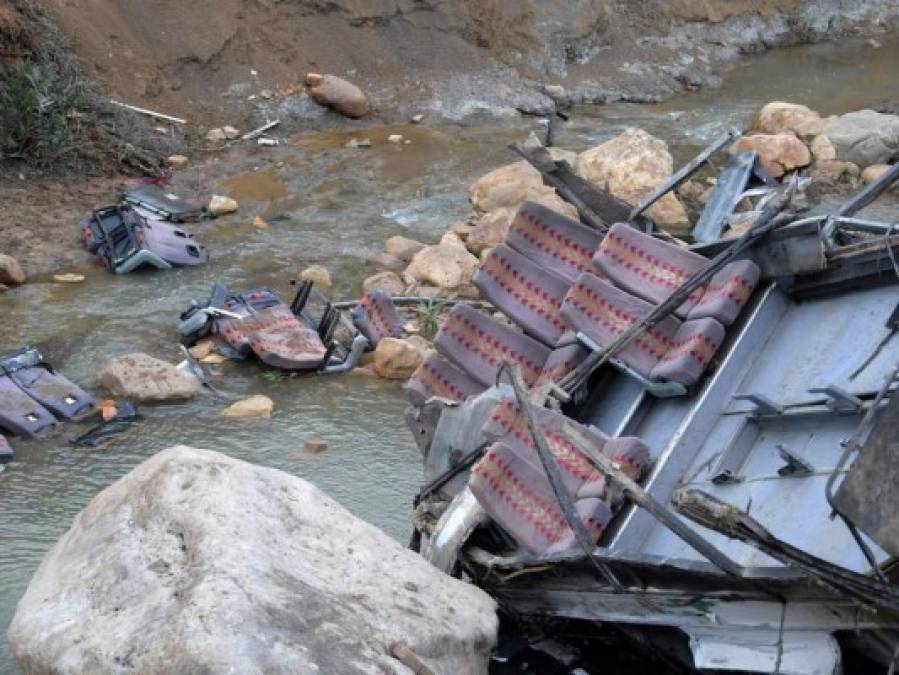 Hecho pedazos, así quedó el bus que se accidentó en Túnez y dejó 24 muertos