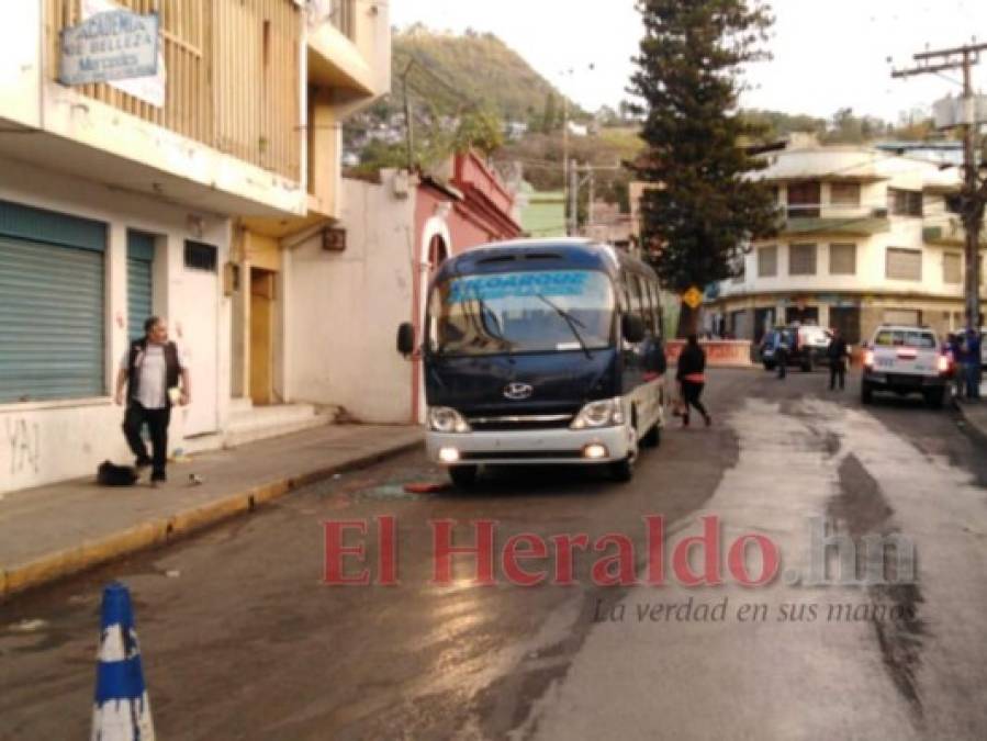 Rastros de sangre y destrozos: Así quedó el bus tiroteado en barrio Guanacaste