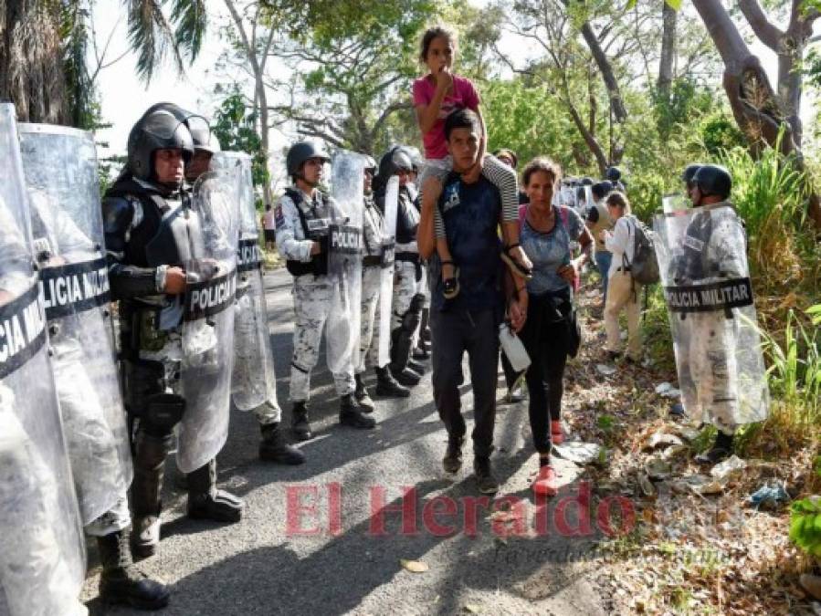 Con gritos y empujones repelen caravana migrante en México (Fotos)