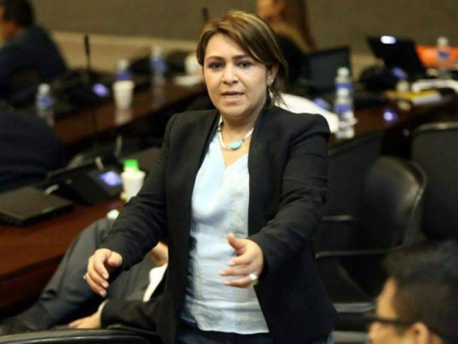 Quince fotos y 15 datos de Marlene Alvarenga, la única mujer que busca la presidencia