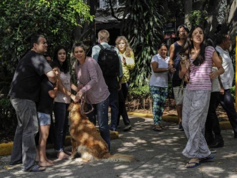 Pánico, pacientes en camilla a la calle y derrumbes: los daños del sismo en México (FOTOS)