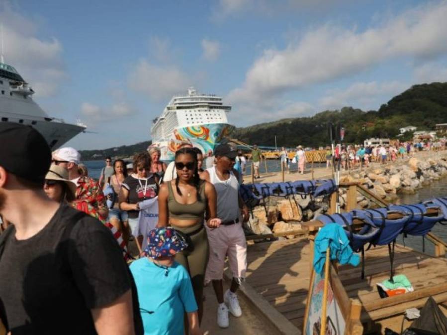 Diversión y sol, así fue la llegada de más de 12 mil turistas a Roatán