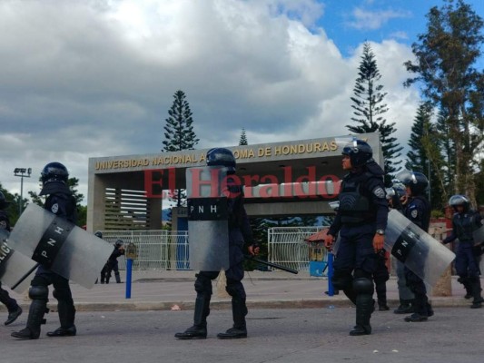 Fotografías de la pelea campal entre policía y universitarios en la UNAH