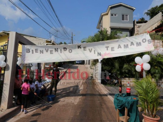 Así fue la bienvenida a Kevin Solórzano en El Chimbo, tras salir larga espera (Fotos)