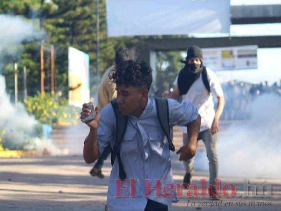 Descontrol y violencia en la UNAH en imágenes; hay estudiantes heridos