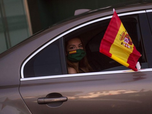 Miles de españoles protestan en carro contra el gobierno por gestión de la pandemia