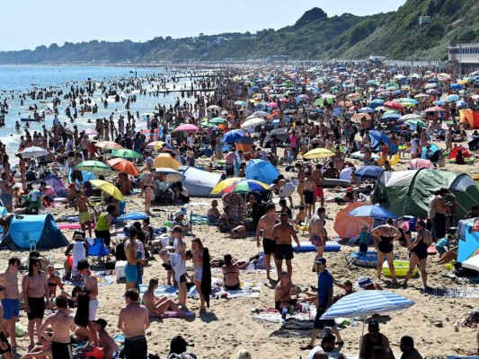 FOTOS: Indignante aglomeración en playa del sur de Inglaterra en plena pandemia