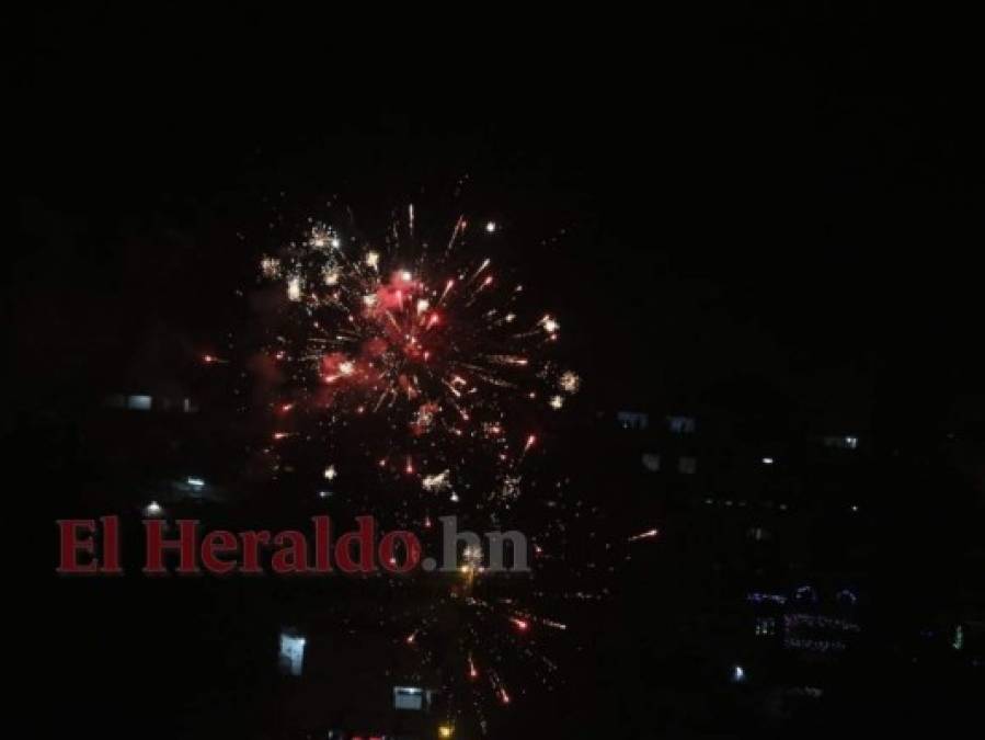 Colorida pirotecnia engalanó el cielo de Tegucigalpa y Comayagüela (FOTOS)