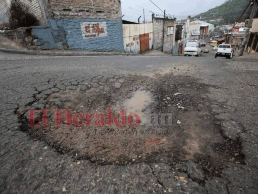 Cráteres, rajaduras y pozas: Así lucen las calles olvidadas en la capital (Fotos)