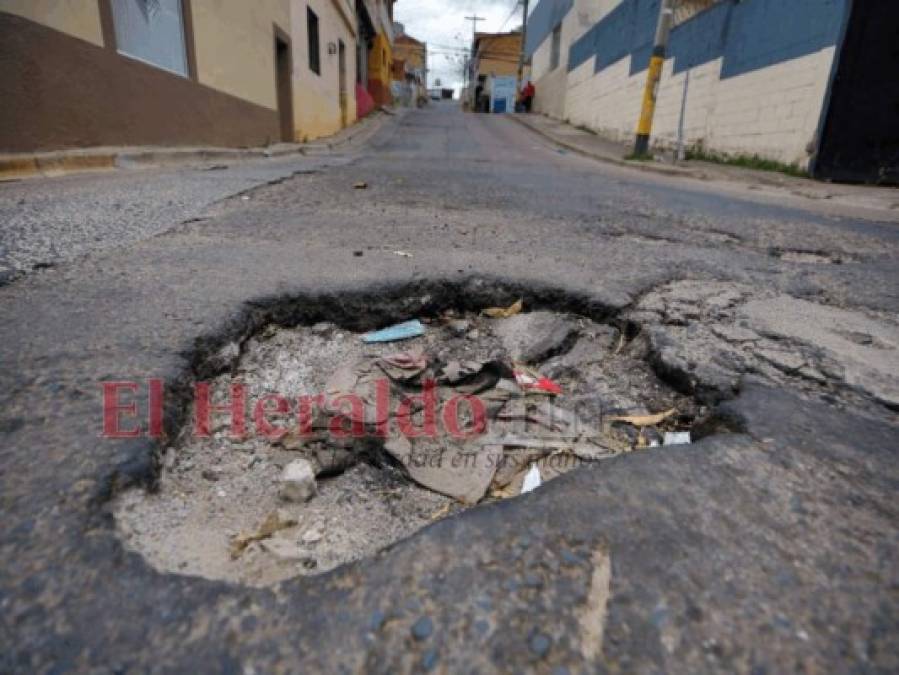 Cráteres, rajaduras y pozas: Así lucen las calles olvidadas en la capital (Fotos)