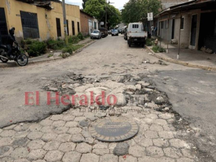 Cráteres, rajaduras y pozas: Así lucen las calles olvidadas en la capital (Fotos)