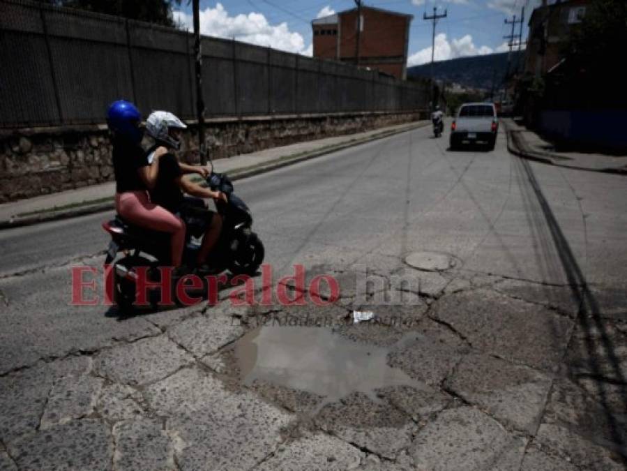 Cráteres, rajaduras y pozas: Así lucen las calles olvidadas en la capital (Fotos)