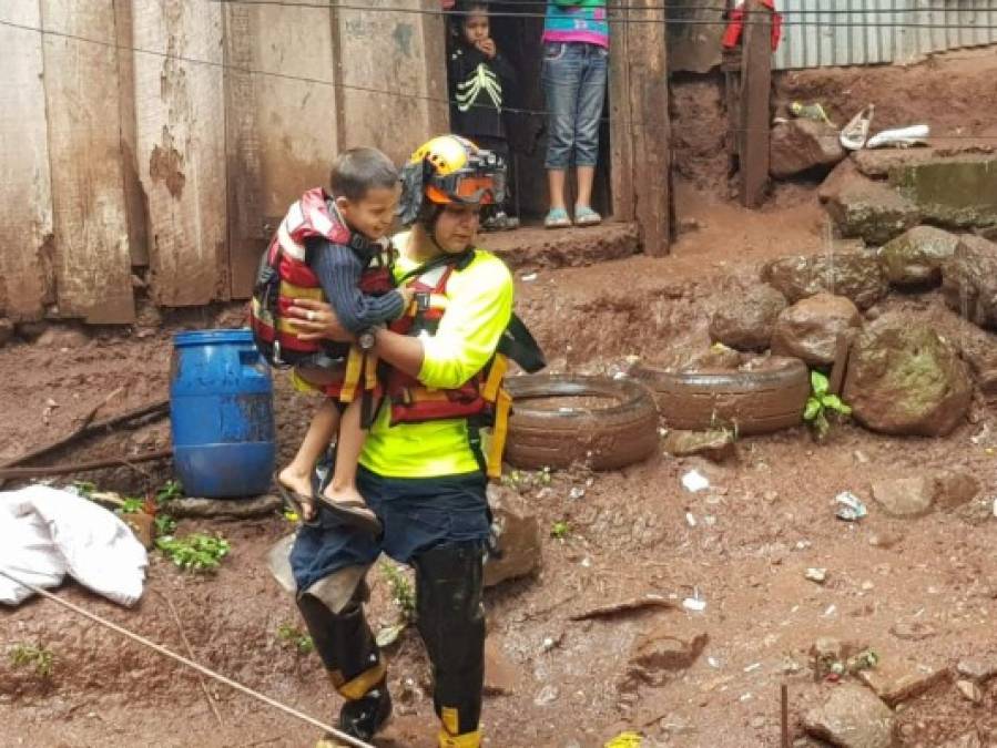 Trasladan a hondureños a albergues por inundaciones tras fuertes lluvias