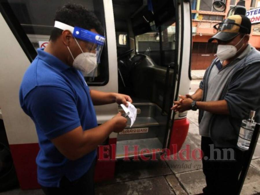 FOTOS: Estrictas medidas de bioseguridad y pocos pasajeros en buses interurbanos