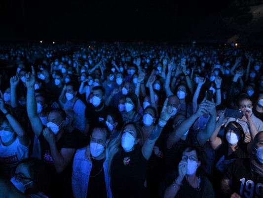 Con mascarillas y pruebas negativas se realizó concierto masivo en Barcelona (Fotos)