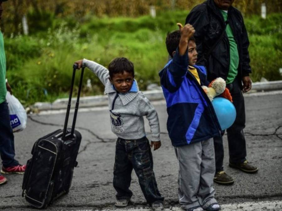 Exhaustos y con la esperanza de llegar a EEUU, niños piden jalón en Ciudad de México