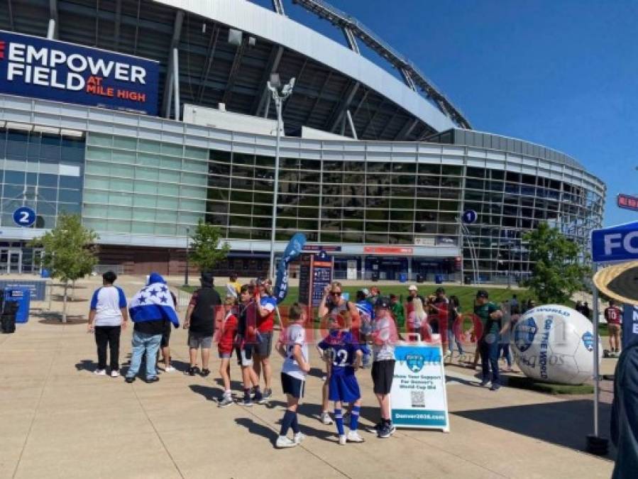 ¡Afición cinco estrellas! Hondureños pintan de azul y blanco el Empower Field de Denver