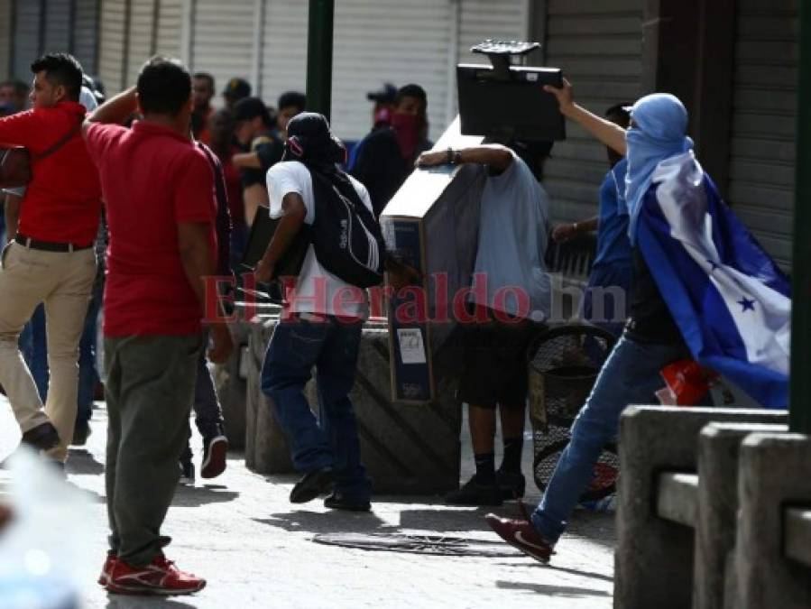 FOTOS: Protestas del viernes terminaron en saqueos de tiendas en Honduras