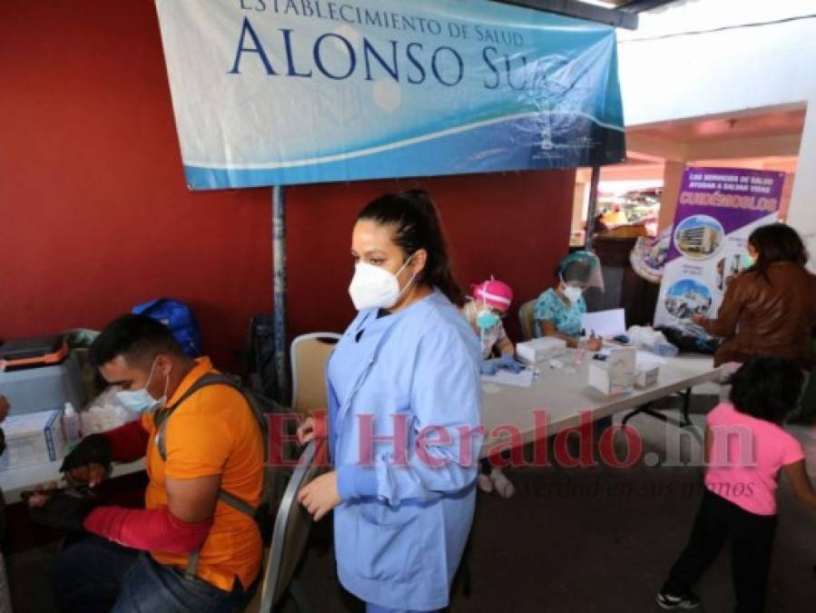 Así fue el inicio de la vacunación anticovid en mercados capitalinos (Fotos)