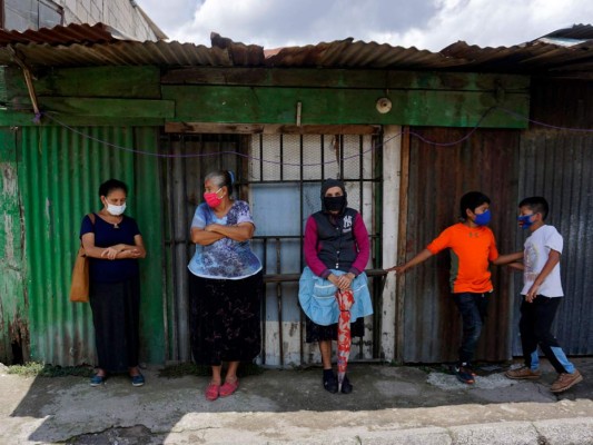 FOTOS: La pandemia deja muertos, penurias y desconfianza en el mundo