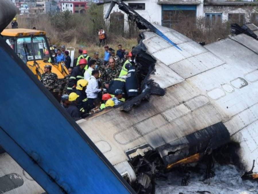 Impactantes imágenes del avión que cayó en Nepal y dejó unos 40 muertos