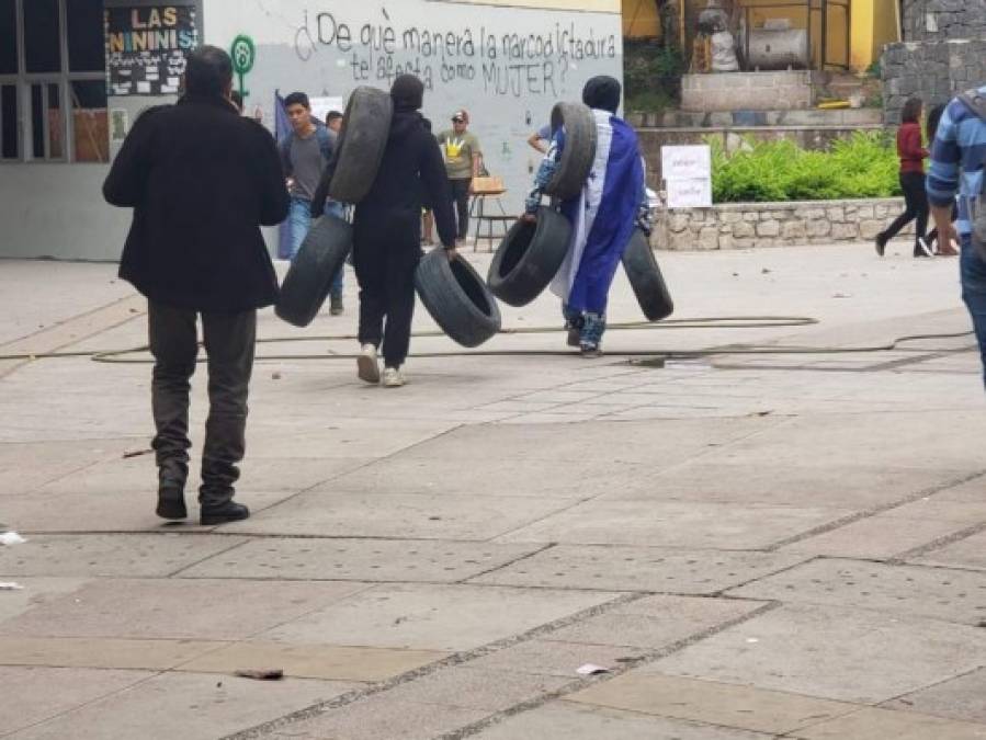 Caos, gas lacrimógeno y quema de llantas: fotos de los disturbios en UNAH