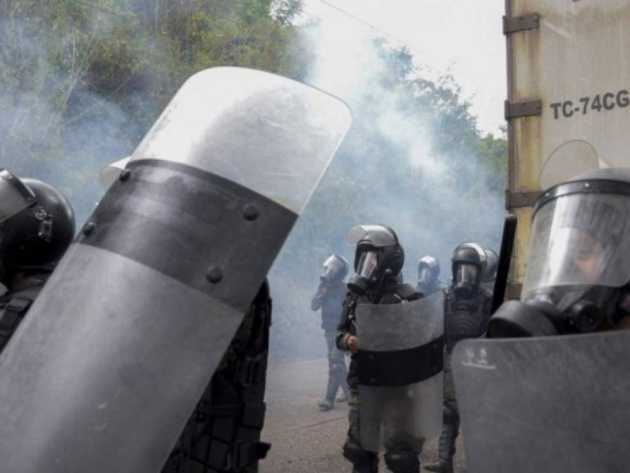 ¡Imágenes que duelen! El violento desalojo a la caravana migrante en Chiquimula