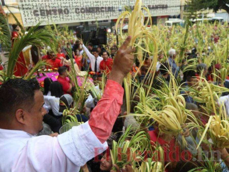 Feligreses católicos dan inicio a la procesión de Semana Santa