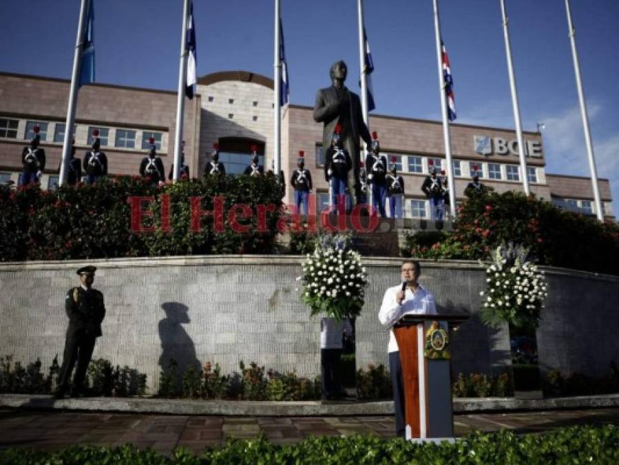 Algarabía en Plaza de las Banderas para conmemorar los 199 años de Independencia