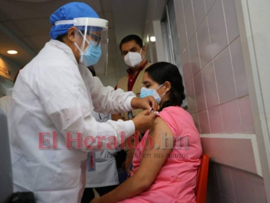 Los rostros del personal de salud que ya recibieron la primera dosis de vacuna contra covid-19 (FOTOS)