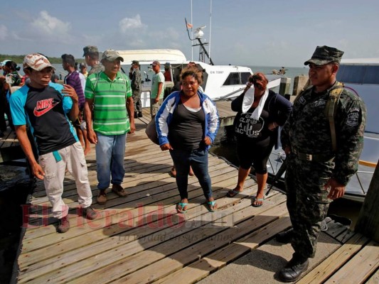 FOTOS: Los rostros de impotencia y dolor de familiares de víctimas del naufragio en La Mosquitia