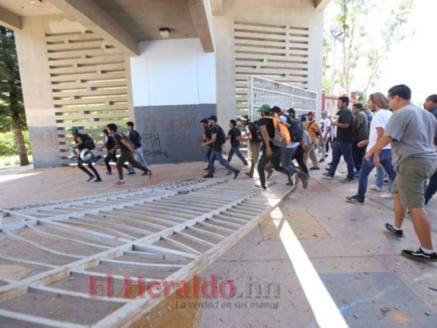 FOTOS: Así derribaron el portón principal estudiantes de la UNAH