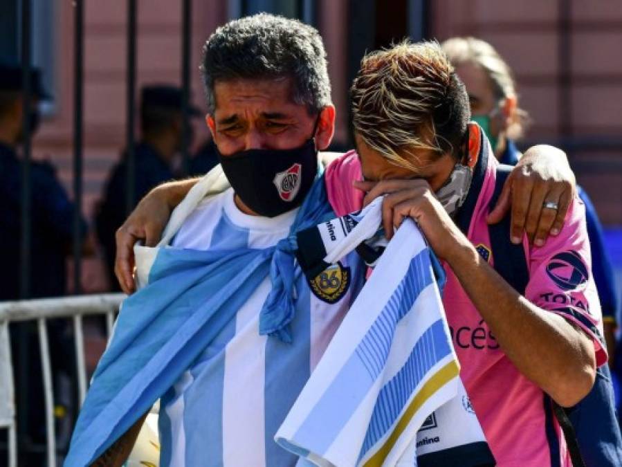 Llanto, dolor y consternación en los hinchas de Maradona por su muerte