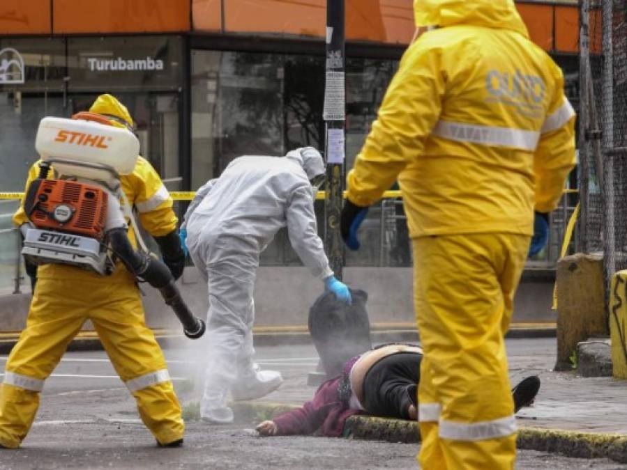 FOTOS: Al menos 19 personas mueren en casas y calles de Quito en medio de la pandemia