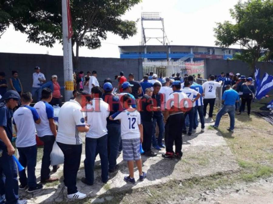 FOTOS: Banderas, gorras y camisas... ¡Todo el ambiente para el Honduras vs Australia en San Pedro Sula!