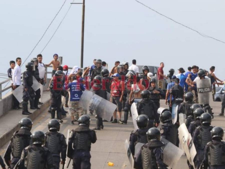 Fotos: Barras y policías se enfrentan frente al estadio en partido Motagua vs Marathón
