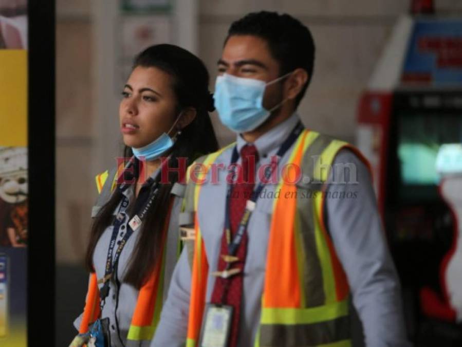 FOTOS: El descuidado uso de mascarillas en el aeropuerto Toncontín